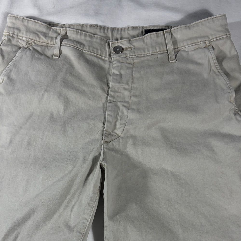 AG Adriano Goldschmied mens stone khaki flat front 8.5" chino shorts - size 34R